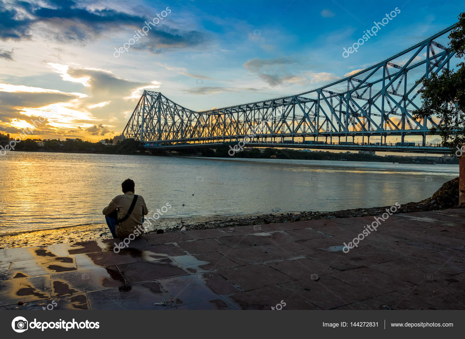 Sunset over the Howrah Bridge on the river Ganges also known as the Hooghly  river at Kolkata, India. — Stock Photo © deyroop #144272831, image size:1600x1167