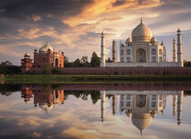 Taj Mahal'ı Hindistan ayna su yansıma etkisi ile gün batımında. 