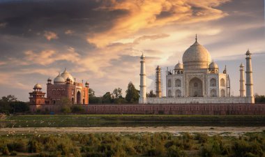 Taj Mahal Mehtab Bagh Agra, Yamuna Nehri'nin kıyısında dan görüldüğü gibi gün batımında. 