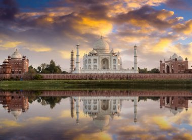Taj Mahal Yamuna nehrinde su yansıması ile gün batımında.