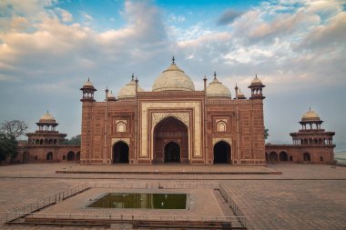 Taj Mahal'ı Batı kapısında sunrise - Taj Mahal için bir giriş kapısı olarak hizmet veren bir Moğol Hint mimari yapısı.