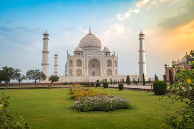 Gündoğumu canlı gökyüzü ve yayılan Bahçesi, Agra Hindistan Taj Mahal Tarihsel anıt.