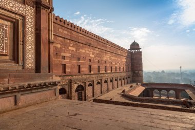 Fatehpur Sikri duvarına kırmızı kumtaşı. Fatehpur Sikri kale ve şehir vitrinde Hindistan'da Babür mimarisi