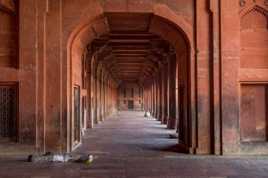 Kırmızı kumtaşı ayağı koridor Fatehpur Sikri Agra at.