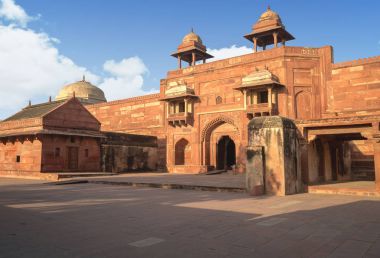 Fatehpur Sikri kale ve şehir kırmızı kumtaşı vitrinler ile Hindistan'da Babür mimarisi inşa