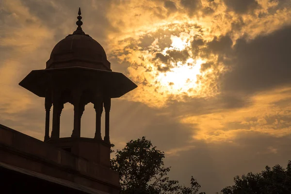 Sonnenaufgang Himmel über einem Mogul Indien Architektur Kuppel auf der agra. — Stockfoto
