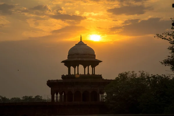 Sonnenaufgang über einer Kuppel der indischen Mogularchitektur auf dem Gelände des Taj Mahal. — Stockfoto