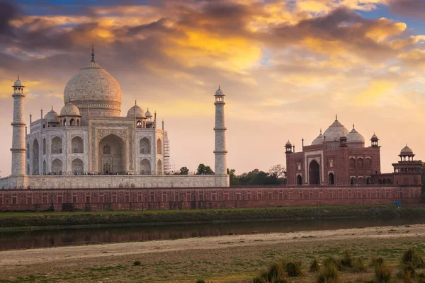 Taj Mahal al atardecer con reflejos de agua en el río Yamuna . — Foto de Stock