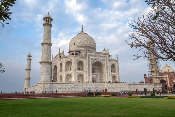 Taj mahal - UNESCO-Weltkulturerbe auf der agra india ist ein weißes Marmormausoleum am Ufer des Yamuna-Flusses. — Stockfoto