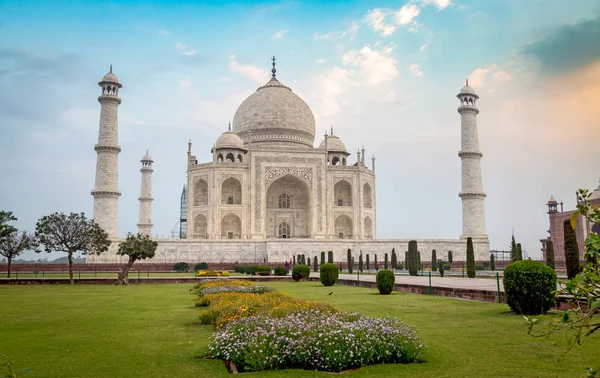 Taj Mahal i Agra Indien vid soluppgången med en lynnig himmel. — Stockfoto