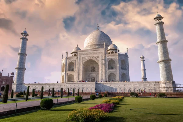 Taj Mahal en Agra India al atardecer con un cielo malhumorado . — Foto de Stock