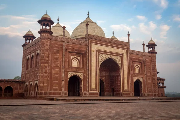 Taj Mahal východní brána známka Mughalské architektury v Indii. — Stock fotografie