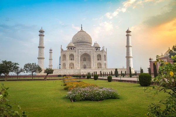 鮮やかな空と広大な庭を日の出アグラ インドのタージ ・ マハル歴史的記念碑. — ストック写真