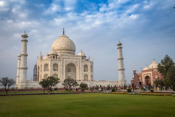 Taj Mahal en Agra India con un hermoso cielo malhumorado. Patrimonio de la Humanidad en Agra y principal atracción turística del país . — Foto de Stock