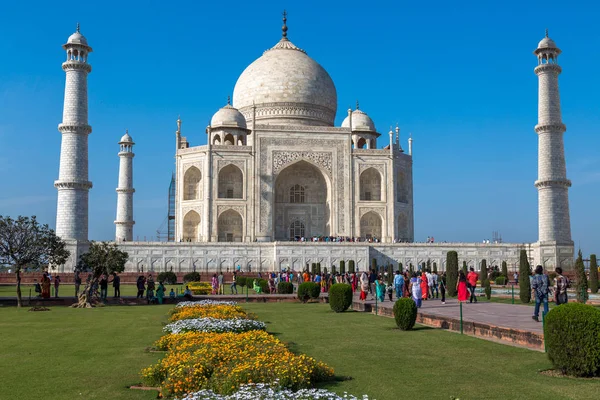 Taj Mahal en Agra es un ejemplo clásico de la arquitectura mogol en la India. Taj Mahal es Patrimonio de la Humanidad por la UNESCO y principal atracción turística del país . — Foto de Stock
