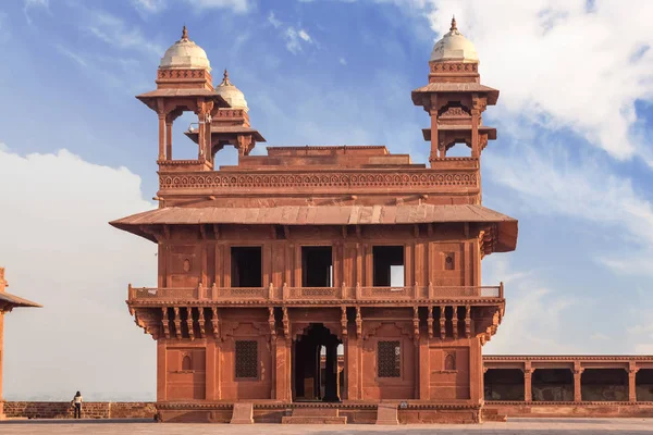 Röd sandsten arkitektur byggnad på Fatehpur Sikri Agra används av Mughal kejsaren Akbar för officiella möten med sina ministrar. — Stockfoto