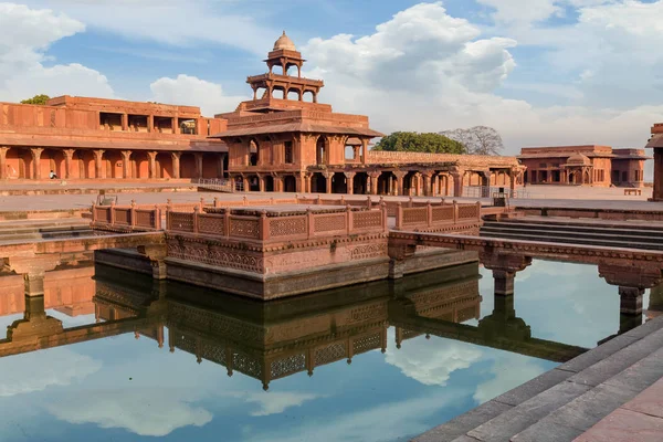 Zabytkowej architektury indyjskiej Mughal - Anup Talao w Fatehpur Sikri Agra, Indie. — Zdjęcie stockowe