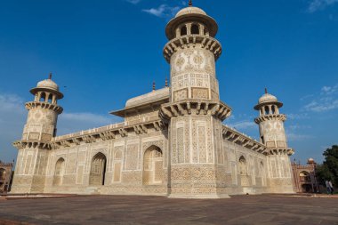Mezarım Itimad-ud-Daulah olarak da bilinen bebek Taj Agra, dış ve iç üzerinde karmaşık oymalar ile beyaz mermer Türbesi.