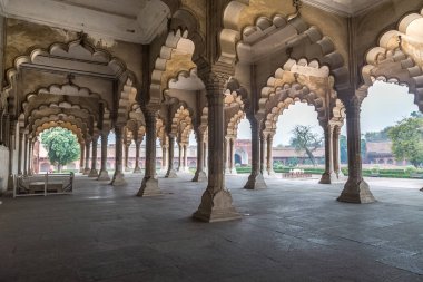 Hindistan mimari mermer portico yapısı Diwan-i-Am veya Hall izleyici olarak Agra Fort .