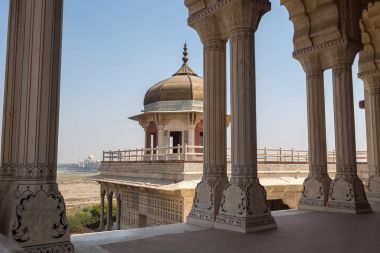 Taj Mahal görünümünden Agra fort Diwani-i-has portico. 