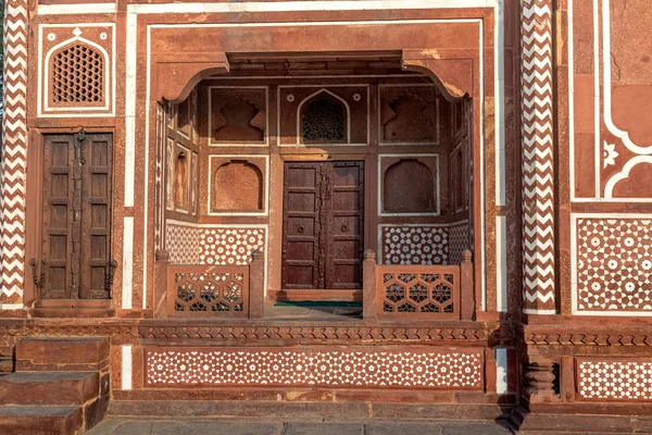 Puerta de entrada de la arquitectura mughal de arenisca roja al bebé taj en Agra, India . — Foto de Stock