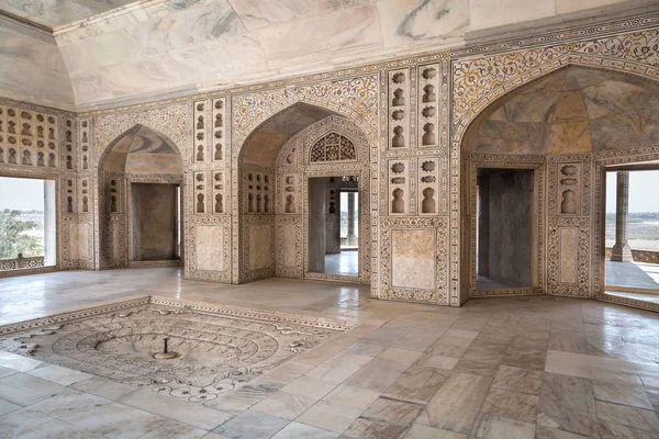 Tallas de mármol intrincadas del burj de Musamman en el fuerte de Agra - Patrimonio de la Humanidad por la UNESCO en Agra, India . —  Fotos de Stock