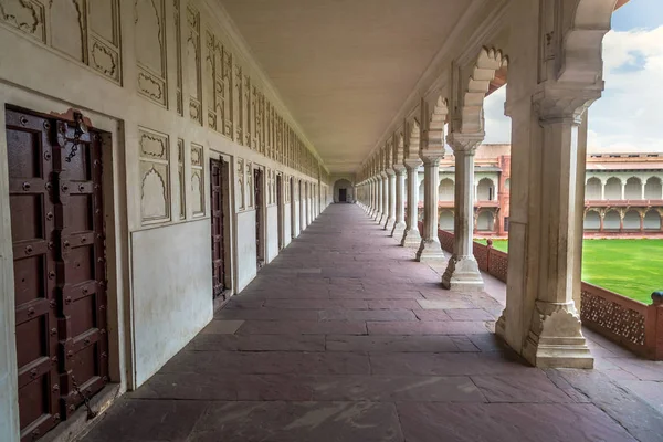 Agra fort byggdes mogularkitektur med lång portico korridorer - ett världsarv. — Stockfoto