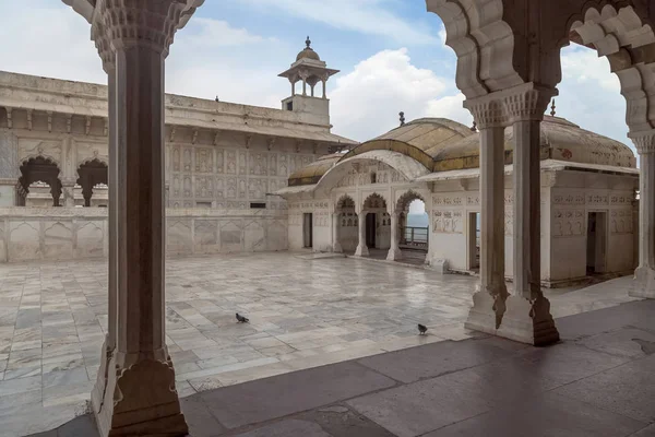 Königspalast mit weißer Marmorarchitektur und Schnitzereien am agra-Fort. agra-Festung ist Unesco-Weltkulturerbe. — Stockfoto