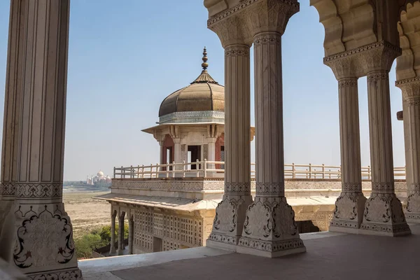 Blick auf taj mahal von agra fort diwani-i-khas portico. — Stockfoto