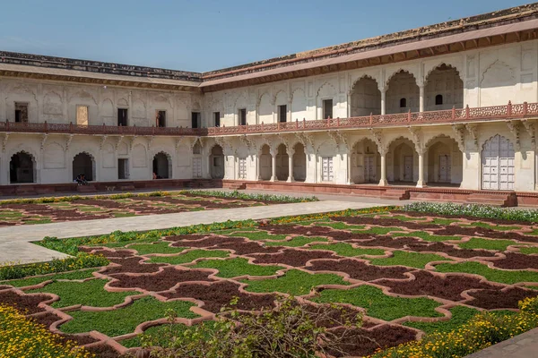 Agra fort inside built structure constitute of long corridors with portico structure surrounding a well decorated garden lawn. — Stock Photo, Image