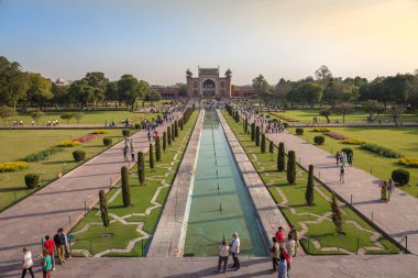 Taj Mahal bahçeye turistler ve kırmızı kumtaşı Babür mimari Doğu kapısı Türbesi tepesinden görüntülendiği şekilde inşa.