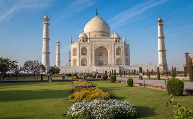 Tarihi Taj Mahal açık mavi gökyüzü - A Unesco Dünya Mirası.