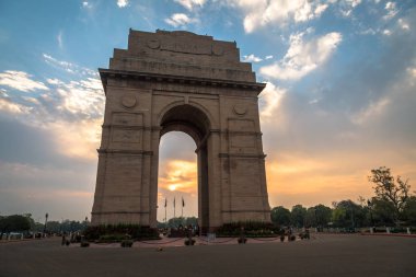 Hindistan kapı Delhi - gündoğumu, Rajpath yolda bir savaş anıtı.