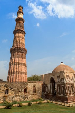 Qutub Minar tarihsel kırmızı kumtaşı kule inşa Şah El-Din tarafından Aibak, Delhi Sultanlığı kurucusu Delhi sivrilen uzun boylu olduğunu.