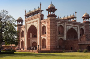 Taj Mahal'ı Doğu kapısı - A güzel Hindistan'da Babür mimarisinin mirası taşıyan kırmızı kumtaşı yapısı hazırlanmış.