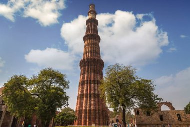 Qutub Minar tarihsel kırmızı kumtaşı Kulesi ve Delhi Ortaçağ kalıntıları çevrili anıt sivrilen uzun boylu olduğunu 