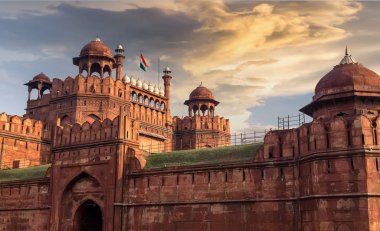 Red Fort Delhi ile moody gök - A Unesco Dünya Mirası gün batımında.