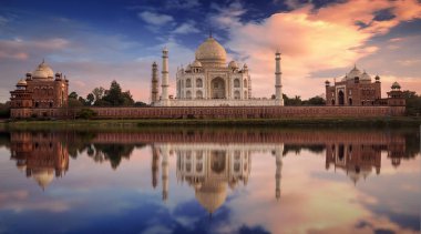 Doğal Taj Mahal günbatımı görünümünden Mehtab Bagh Yamuna Nehri üzerinde. 