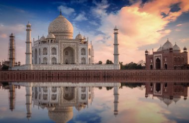 Taj Mahal Yamuna Nehri'nin doğal günbatımı Manzaralı.