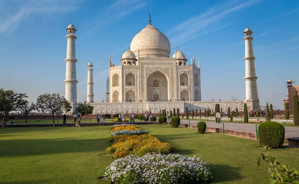 Taj Mahal histórico con un cielo azul claro - Patrimonio de la Humanidad por la UNESCO . — Foto de Stock