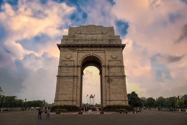 India Gate Delhi - Mémorial de guerre sur le côté est de la route Rajpath Delhi au coucher du soleil crépuscule . — Photo