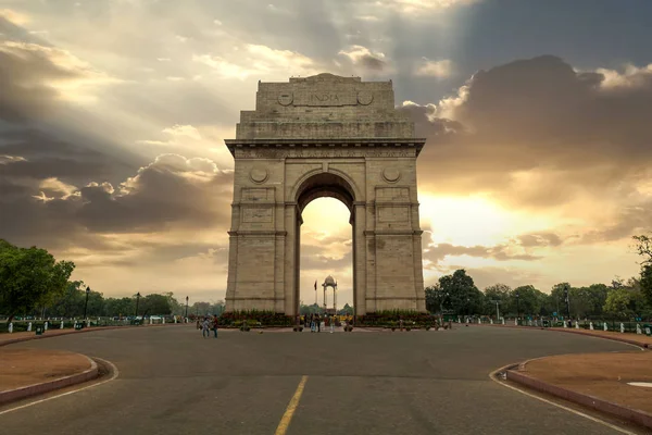 Historiska Indien Gate Delhi - ett krigsmonument på Rajpath road New Delhi vid soluppgången. — Stockfoto