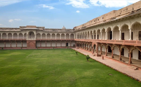 Agra fort inside built structure constitute of long corridors with portico structure surrounding a garden lawn. — Stock Photo, Image