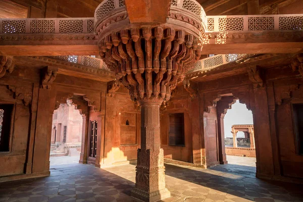 Fatehpur Sikri detalles arquitectónicos internos dentro de Diwan-i-khas que lleva el patrimonio de la arquitectura de la India mogol . — Foto de Stock