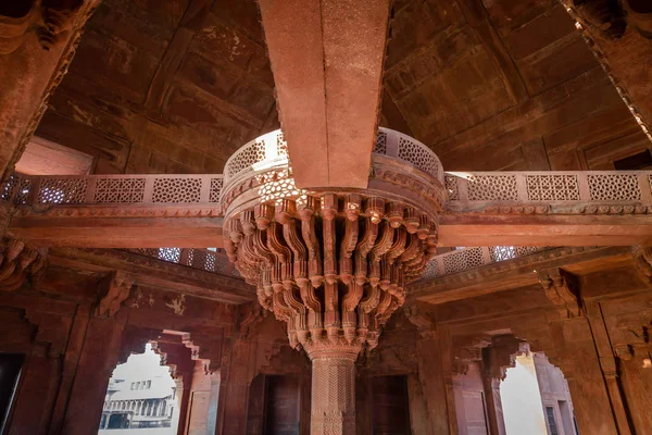 Fatehpur sikri komplizierten roten Sandstein Kunstwerk innerhalb diwan-i-khas, die das Erbe der Mogularchitektur Indiens trägt — Stockfoto