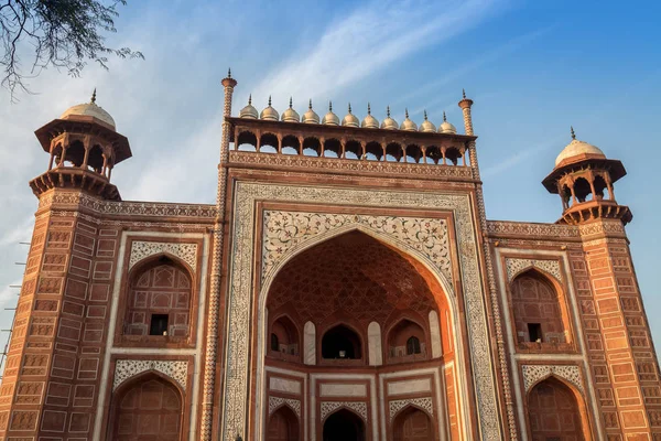 Taj mahal west gate close up - eine wunderschön gestaltete Struktur aus rotem Sandstein, die das Erbe der Mogularchitektur in Indien trägt. — Stockfoto