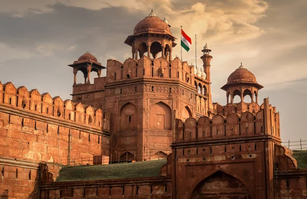 Fuerte Rojo Delhi al atardecer - Una ciudad fuerte arquitectónica de arenisca roja y un sitio del patrimonio mundial de la UNESCO —  Fotos de Stock