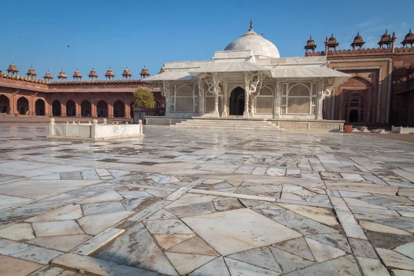 Hermosa tumba de mármol blanco Salim Chisti en Fatehpur Sikri . — Foto de Stock