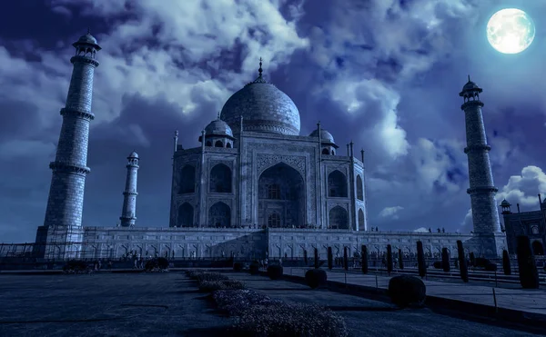 Taj Mahal Agra in moon light effect. Taj Mahal is a white marble mausoleum built by Mughal emperor Shah Jahan on the banks of river Yamuna. — Stock Photo, Image