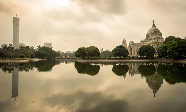 Victoria Memorial historical architectural building along with the city skyline in sepia tone at Kolkata, India. — Stock Photo, Image